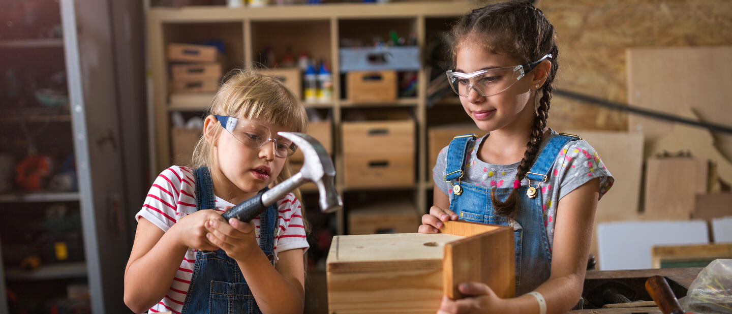 Risicovol spelen - Kinderen hameren