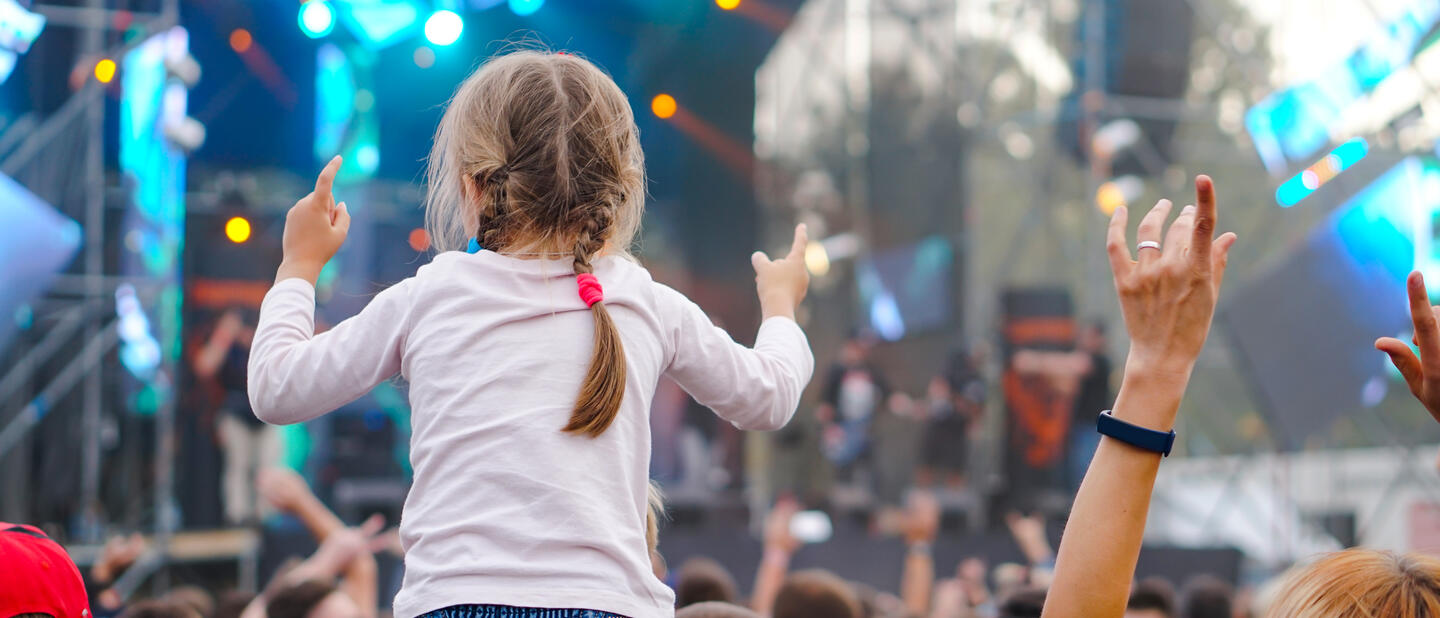 Kind op schouders bij festival