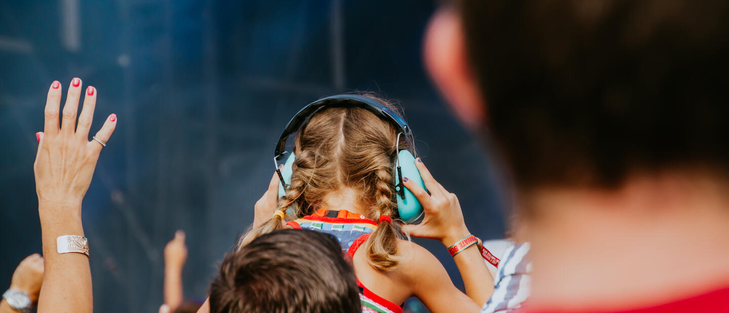 Kind met oorkap op festival