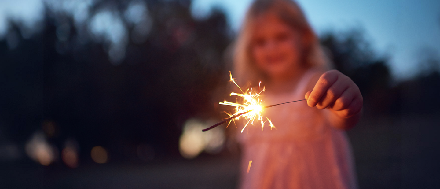 meisje met vuurwerk sterretje